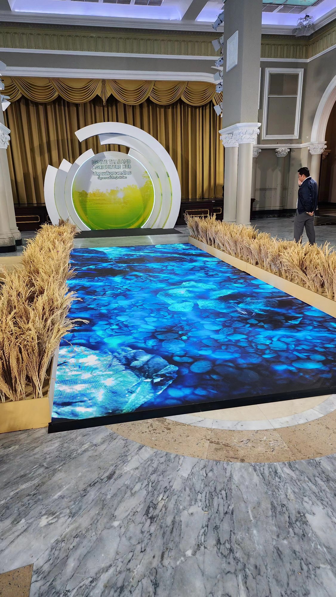 LED Rolling Floor Display